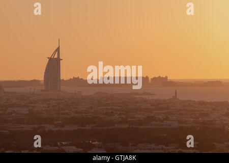 Burj Al Arab Luxus 7 Sterne Hotel und Jumeirah Strand im Sonnenuntergang Panorama orange silhouette Stockfoto