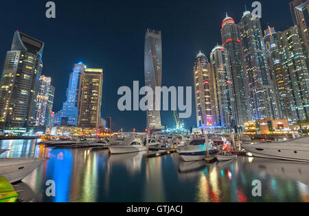 Dubai Marina Lichter mit schönen Skyline Reflexion über Wasser in der Nacht Stockfoto