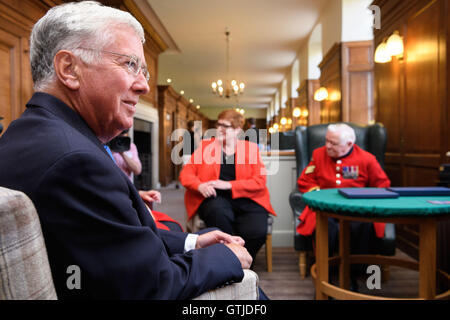 Defence Secretary Michael Fallon und australische Verteidigung-Minister Marise Payne sprechen mit Chelsea Rentner bei einem Rundgang durch das Royal Hospital Chelsea in London. Stockfoto