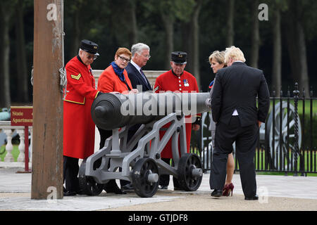 Australian Defence Minister Marise Payne (zweiter von links), Defence Secretary Michael Fallon (dritte links), australischer Außenminister Julie Bishop (zweiter von rechts) und Außenminister Boris Johnson sind die Singora Kanone von Chelsea Rentner bei einem Rundgang durch das Royal Hospital Chelsea in London gezeigt. Stockfoto