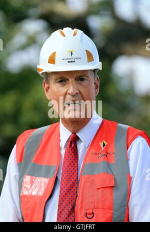 Anführer des Kent County Council Paul Carter auf der Baustelle der neuen Schule Anbau in Sevenoaks, Kent, nach einer Baumpflanzaktion Ereignis zum Start der Bauarbeiten. Stockfoto