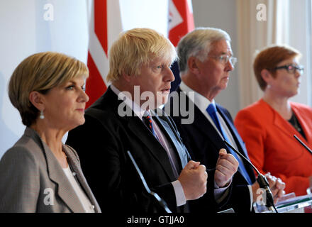 (links nach rechts) Australischer Außenminister Julie Bishop, Außenminister Boris Johnson, Defence Secretary Michael Fallon und australische Verteidigung-Minister Marise Payne sprechen im Rahmen einer Pressekonferenz am Royal Hospital Chelsea in London, während der jährlichen UK und Australien auswärtige & Verteidigung ministeriellen Gespräche. Stockfoto