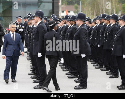 Bürgermeister von London Bürgermeister Sadiq Khan prüft neue Rekruten während der Metropolitan Police Service erste vorbei-Out-Parade auf dem sanierten Gelände an der Peel-Centre in Hendon, Nord-London. Stockfoto