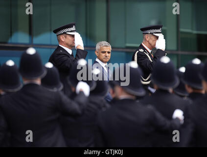 (Links nach rechts) Hauptkommissar Craig Haslam, Bürgermeister von London Sadiq Khan und Metropolitan Polizei Kommissar Sir Bernard Hogan-Howe besuchen den Dienst erste vorbei-Out-Parade auf dem sanierten Gelände an der Peel-Centre in Hendon, Nord-London. Stockfoto