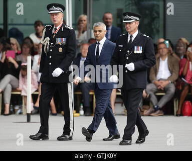 (Links nach rechts) Metropolitan Polizei Kommissar Sir Bernard Hogan-Howe, Bürgermeister von London Sadiq Khan und Chief Superintendent Craig Haslam besuchen den Dienst erste vorbei-Out-Parade auf dem sanierten Gelände an der Peel-Centre in Hendon, Nord-London. Stockfoto