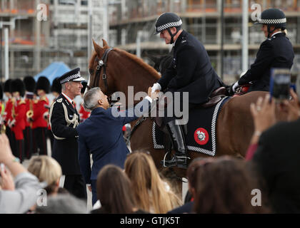 Bürgermeister von London Sadiq Khan und Metropolitan Polizei Kommissar Sir Bernard Hogan-Howe (links) Grüße berittene Polizisten während der Service erste vorbei-Out-Parade auf dem sanierten Gelände an der Peel-Centre in Hendon, Nord-London. Stockfoto