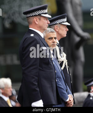 (Links nach rechts) Hauptkommissar Craig Haslam, Bürgermeister von London Sadiq Khan und Metropolitan Polizei Kommissar Sir Bernard Hogan-Howe besuchen den Dienst erste vorbei-Out-Parade auf dem sanierten Gelände an der Peel-Centre in Hendon, Nord-London. Stockfoto