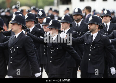 Neue Rekruten marschieren während der Metropolitan Police Service erste vorbei-Out-Parade auf dem sanierten Gelände an der Peel-Centre in Hendon, Nord-London. Stockfoto