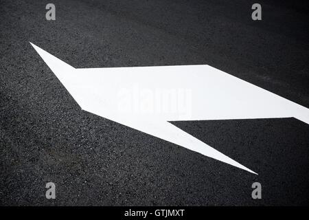 Einzelnen Pfeil Richtungsanzeiger auf dem Boden. Stockfoto