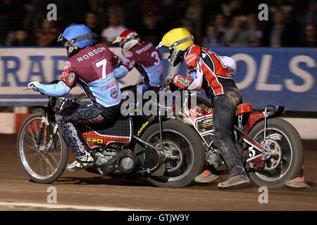 Heat 12: Stuart Robson (blau) macht einen Zug vom Ulrich Ostergaard zweite stattfinden (gelb) hinter Teamkollege Piotr Swiderski - Lakeside Hämmer Vs Belle Vue Asse - Sky Sport Elite League Speedway Arena Essex Raceway, Purfleet - 31.07.09 Stockfoto