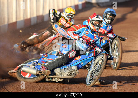 Erhitzen Sie 1 Re-run: Andreas Jonsson (rot) vor Leigh Lanham (blau) und Oliver Allen - Lakeside Hämmer Vs Coventry Bienen - Elite League Speedway Arena Essex, Purfleet - 30.06.08 Stockfoto