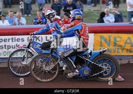 Hitze 13: Andreas Jonsson (rot) und Joonas Davidsson feiern einen 5: 1-Sieg - Lakeside Hämmer gegen Coventry Bienen - Elite-Liga-Speedway Arena Essex, Purfleet - 30.06.08 Stockfoto