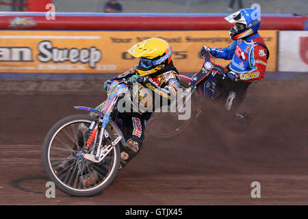 Hitze 15: Rory Schlein (gelb) hält Andreas Jonsson - Lakeside Hämmer gegen Coventry Bienen - Elite-Liga-Speedway Arena Essex, Purfleet - 30.06.08 Stockfoto