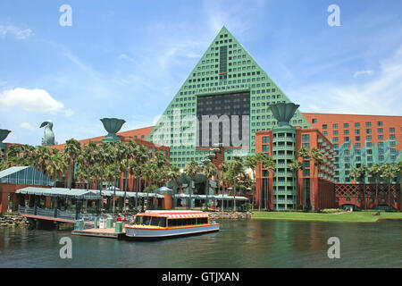 Orlando, Florida. 21. Mai 2008. Walt Disney World Dolphin Hotel mit einem der Freundschaft Boote angedockt. Stockfoto