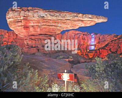 Anaheim, Kalifornien. 6. September 2012. Radiator Springs in Autos Land bei Nacht zeigt Hood ornament geformten Felsen und Wasserfall Stockfoto