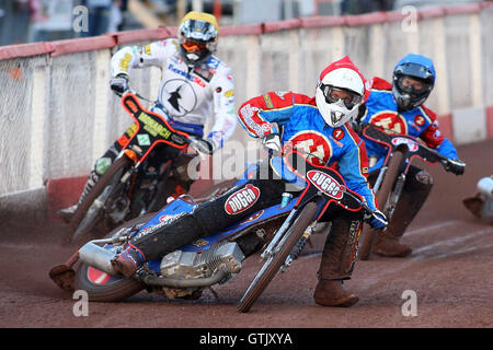 Heat 1: Andreas Jonsson (rot) vor Steve Johnston (gelb) und Leigh Lanham - Lakeside Hämmer Vs Ipswich Hexen - Elite League Speedway Arena Essex Raceway - 05.02.08 Stockfoto