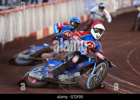 Heat 6: Andreas Jonsson (rot) vor Leigh Lanham (blau) und Jaroslaw Hampel - Lakeside Hämmer Vs Ipswich Hexen - Elite League Speedway Arena Essex Raceway - 05.02.08 Stockfoto