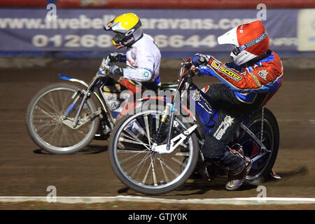 Hitze 13: Andreas Jonsson (rot) innen Jaroslaw Hampel - Lakeside Hämmer Vs Ipswich Hexen - Elite League Speedway Arena Essex Raceway - 05.02.08 Stockfoto