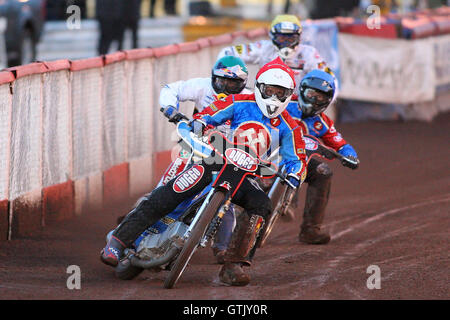 Heat 6: Andreas Jonsson (rot) vor Leigh Lanham (blau), Jaroslaw Hampel (grün) und Tobias Kroner - Lakeside Hämmer Vs Ipswich Hexen - Elite League Speedway Arena Essex Raceway - 05.02.08 Stockfoto