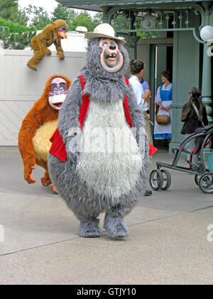 Marne-La-Vallée, Frankreich. 1. August 2008. Disney-Figuren - Big Al, King Louie, Affe und Belle in Disneyland Paris Stockfoto