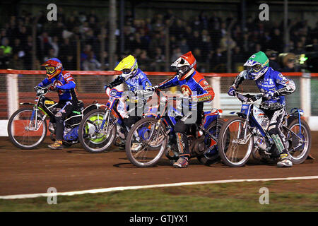 Hitze 13: Andreas Jonsson (rot), Tomasz Jedrzejak (blau), Davey Watt (gelb) und Chris Holder - Lakeside Hämmer Vs Poole Piraten - Sky Sport Elite League Play-Off-Finale, Hinspiel an der Arena Essex, Purfleet - 10.06.08 Stockfoto