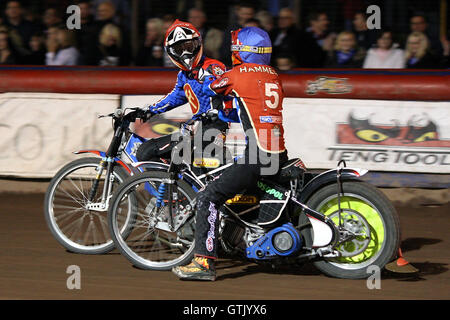 Hitze 13: Andreas Jonsson (rot) und Tomasz Jedrzejak (blau) feiern eine lebenswichtige 5-1 - Lakeside Hämmer Vs Poole Piraten - Sky Sport Elite League Play-Off Grand Final, Hinspiel an der Arena Essex, Purfleet - 10.06.08 Stockfoto