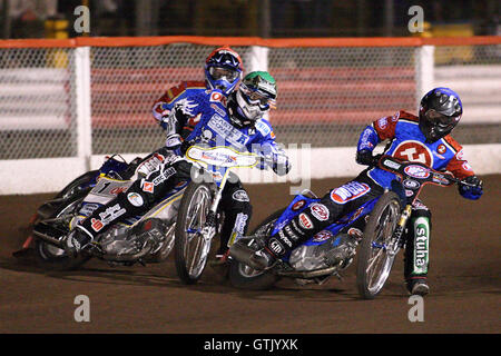 Heat 1: Joonas Kylmakorpi (blau) vor Bjarne Pedersen (grün) und Andreas Jonsson - Lakeside Hämmer Vs Poole Piraten - Spring Trophy 2. Etappe auf dem Arena Essex Raceway - 14.03.08 Stockfoto