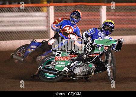 Heat 1: Adam Skornicki (gelb) vor Andreas Jonsson - Lakeside Hämmer Vs Poole Piraten - Spring Trophy 2. Etappe auf dem Arena Essex Raceway - 14.03.08 Stockfoto