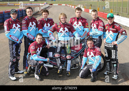 Lakeside Hämmer 2009 (stehend v.l): Kauko Nieminen, Phil Morris, Jonas Davidsson, Adam Schilde, Stuart Robson, Joonas Kylmakorpi, Lee Richardson, (kniend v.l): Chris Mills, Rob Mear - Lakeside Hämmer Presse & Trainingstag auf dem Arena Essex Raceway - 17.03.09 - 17.03.09 Stockfoto