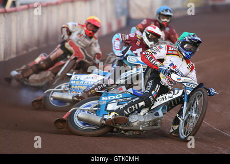 Heat 4: Matej Zagar (rot), Piotr Swiderski (rot), Stuart Robson (blau) und Paul Hurry - Lakeside Hämmer gegen Swindon Robins - Sky Sport Elite League Speedway Arena Essex Raceway, Purfleet - 08.07.09 Stockfoto