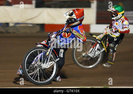 Heat 5: Andreas Jonsson (rot) vor Leigh Adams - Lakeside Hämmer Vs Swindon Robins - Sky Sport Elite League Play-Off-Halbfinale an Arena Essex, Purfleet - 29.09.08 Stockfoto