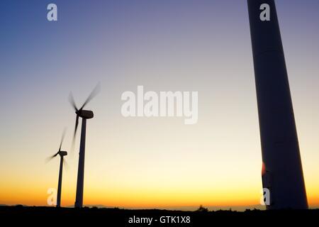 Windmühlen zur Stromerzeugung, La Muela, Zaragoza Provinz, Aragon, Spanien. Stockfoto