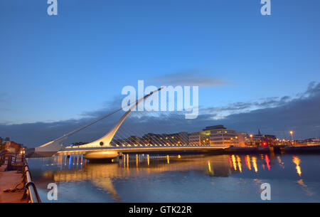 Samuel Beckett Bridge in der Nachtzeit Stockfoto