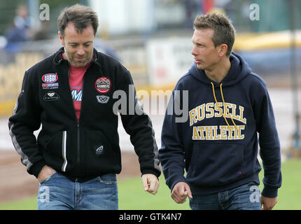 Stuart Douglas plaudert, Andreas Jonsson vor der Sitzung - Eastbourne Adler Vs Lakeside Hämmer - Sky Sport Elite League - 07.02.07 Stockfoto