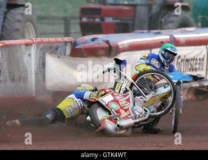 Erhitzen Sie 6 - Miskowiak (grün) und Rempala Absturz heraus - Lakeside Hämmer Vs Ipswich Hexen - Sky Sport Elite League B Speedway Arena Essex - 25.05.07 Stockfoto