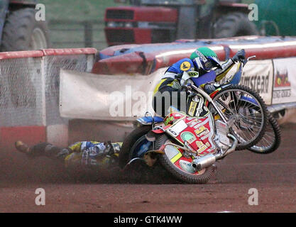 Erhitzen Sie 6 - Miskowiak (grün) und Rempala Absturz heraus - Lakeside Hämmer Vs Ipswich Hexen - Sky Sport Elite League B Speedway Arena Essex - 25.05.07 Stockfoto