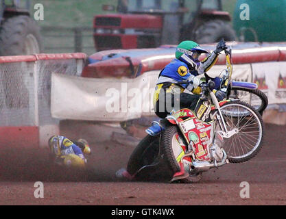 Erhitzen Sie 6 - Miskowiak (grün) und Rempala Absturz heraus - Lakeside Hämmer Vs Ipswich Hexen - Sky Sport Elite League B Speedway Arena Essex - 25.05.07 Stockfoto