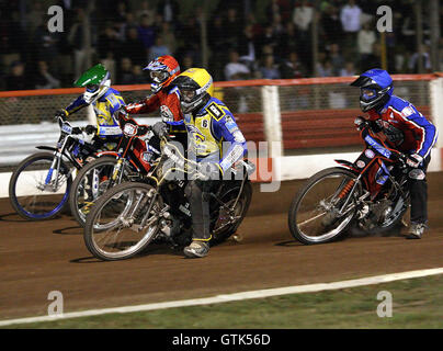 Hitze 10 - Cameron Woodward (gelb) vor Andreas Jonsson (rot), Davey Watt (grün) und Leigh Lanham - Lakeside Hämmer Vs Eastbourne Adler - Elite League Knockout Cup Viertel Finale 1. Etappe bei Arena Essex - 14.09.07 Stockfoto