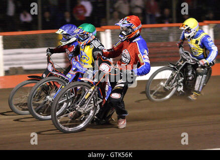 Hitze 13 - Andreas Jonsson (rot) vor Chris Harris (grün), Adam Schilde (blau) und Lewis Bridger - Lakeside Hämmer Vs Eastbourne Adler - Elite League Knockout Cup Viertel Finale 1. Etappe bei Arena Essex - 14.09.07 Stockfoto