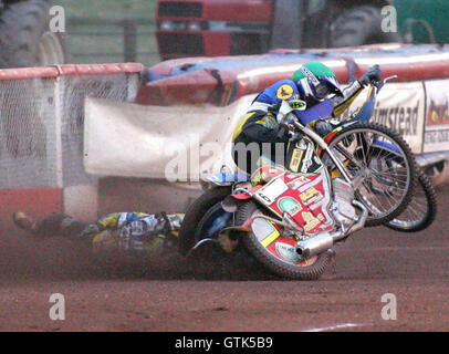 Erhitzen Sie 6 - Miskowiak (grün) und Rempala Absturz heraus - Lakeside Hämmer Vs Ipswich Hexen - Sky Sport Elite League B Speedway Arena Essex - 25.05.07 Stockfoto