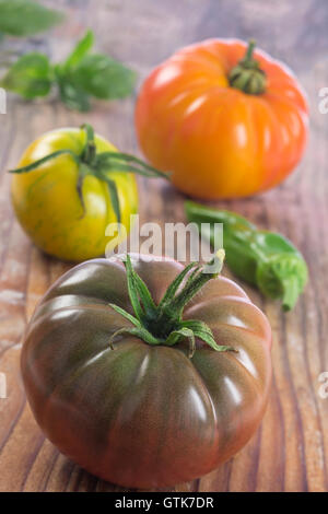 Erbstück-Tomaten und Basilikum und Gewürzen Stockfoto