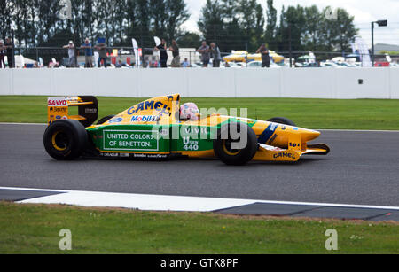 Ein 1992 Benetton B192 Formel 1-Auto, früher angetrieben von Michael Schumacher, demonstriert im 2016 Silverstone Classic Stockfoto