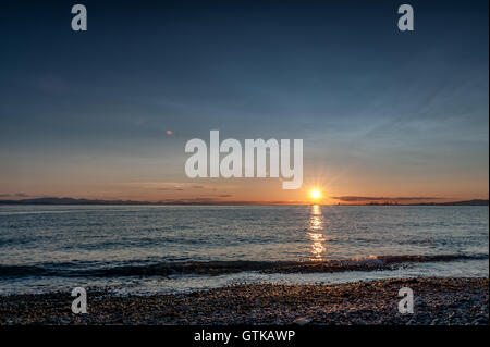 Point Roberts Sonnenuntergang bei Mondschein über den Strand mit Kranen in Hintergrund, Washington State, SA Stockfoto