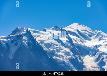 Höchste in Europa mit seinen vielen Gletschern überragt die Aiguilles von Chamonix Mont-Blanc Stockfoto