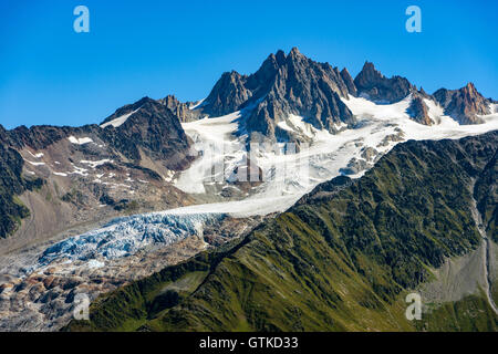 Blick über das Tal von Chamonix in Richtung der Argentiere-Gletscher und die Aiguille d'Argentiere Stockfoto