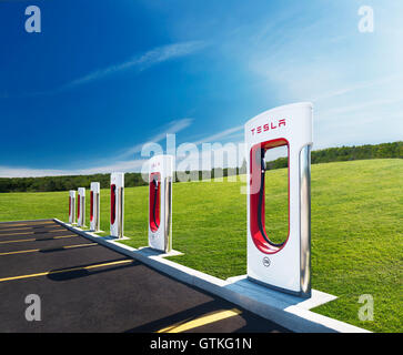 Lizenz und Drucke bei MaximImages.com - Tesla Luxus-Elektroauto, Automobil Stock Foto. Stockfoto