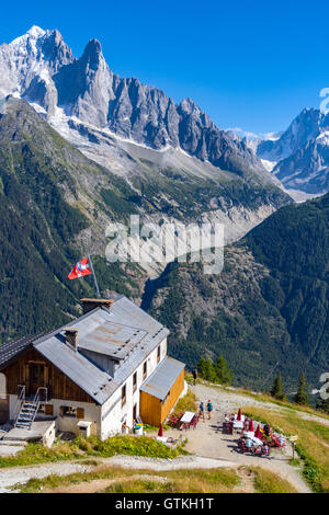 Berg-Café, La Flegere. gegenüber Mer de Glace und Aiguille de Dru mit Savoie Flagge Stockfoto