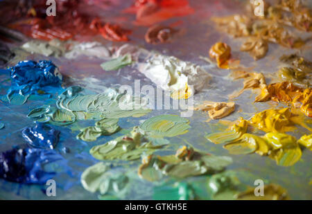 Nahaufnahme der Ölfarbe auf der Palette eines Malers Stockfoto