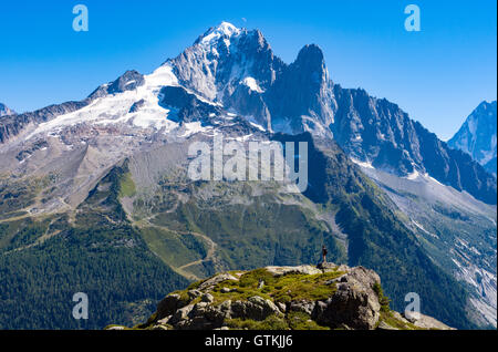 Aiguille Verte und der Aiguille du Dru, Chamonix-Mont-Blanc mit kleine einsame Figur Stockfoto