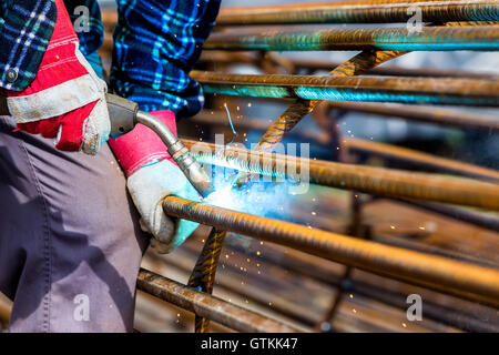 Nahaufnahme der Hände Schweißer Arbeitskraft mit Elektrode. selektiven Fokus Stockfoto